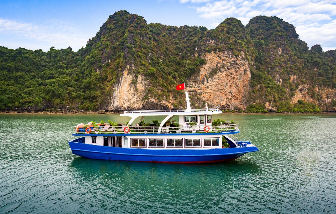 Arcady cruise Halong bay day trip