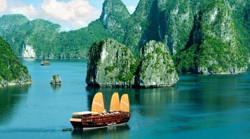 Self-sufficient Ha Long travel experience for first-timers